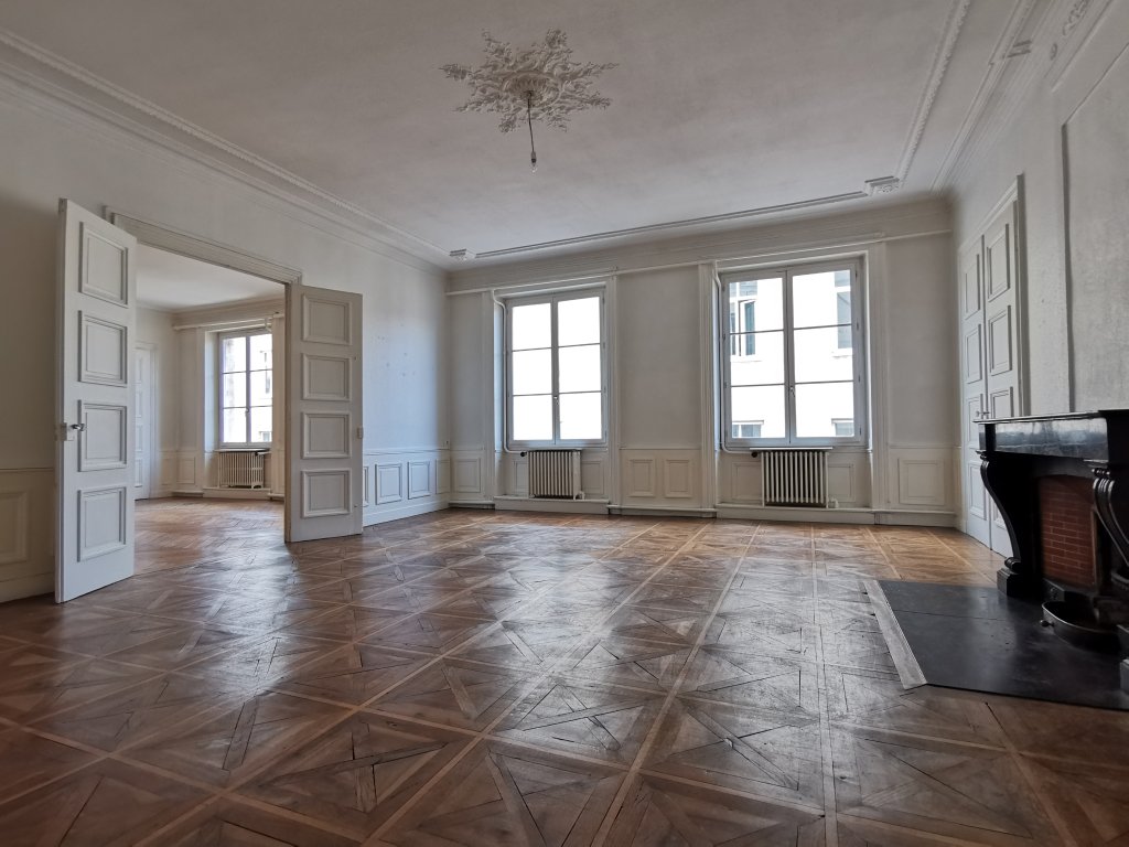 APPARTEMENT T6 A LOUER - ST ETIENNE - 238.33 m2 - 1 140 &euro; charges comprises par mois