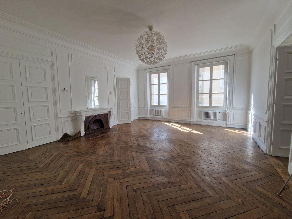 APPARTEMENT T6 A LOUER - ST ETIENNE - 234.63 m2 - 1 290 &euro; charges comprises par mois