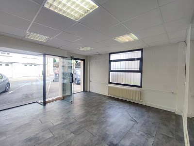 BOUTIQUE A LOUER - FIRMINY - 50 m2 - 440 € HC par mois