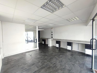BOUTIQUE A LOUER - FIRMINY - 50 m2 - 440 € HC par mois
