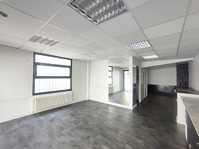 BOUTIQUE A LOUER - FIRMINY - 50 m2 - 440 € HC par mois