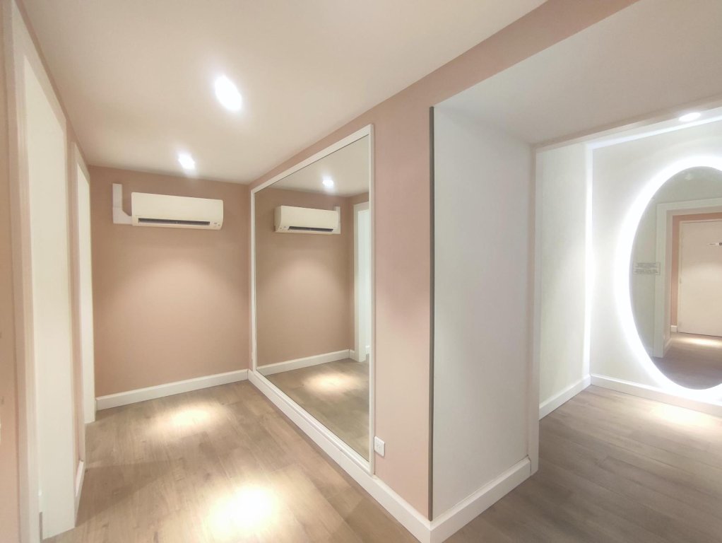 BOUTIQUE A LOUER - ST ETIENNE - 78.34 m2 - 2 175 &euro; HC par mois
