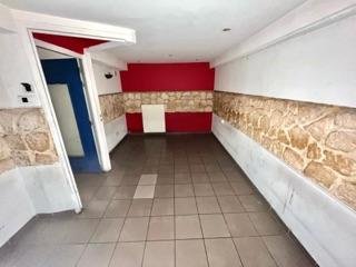 BOUTIQUE A LOUER - ST ETIENNE - 97 m2 - 890 &euro; HC par mois