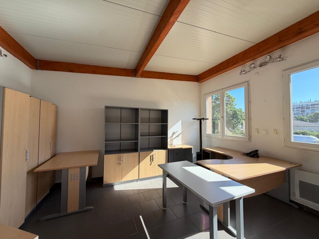 Dépôt avec bureau Secteur LA TERRASSE