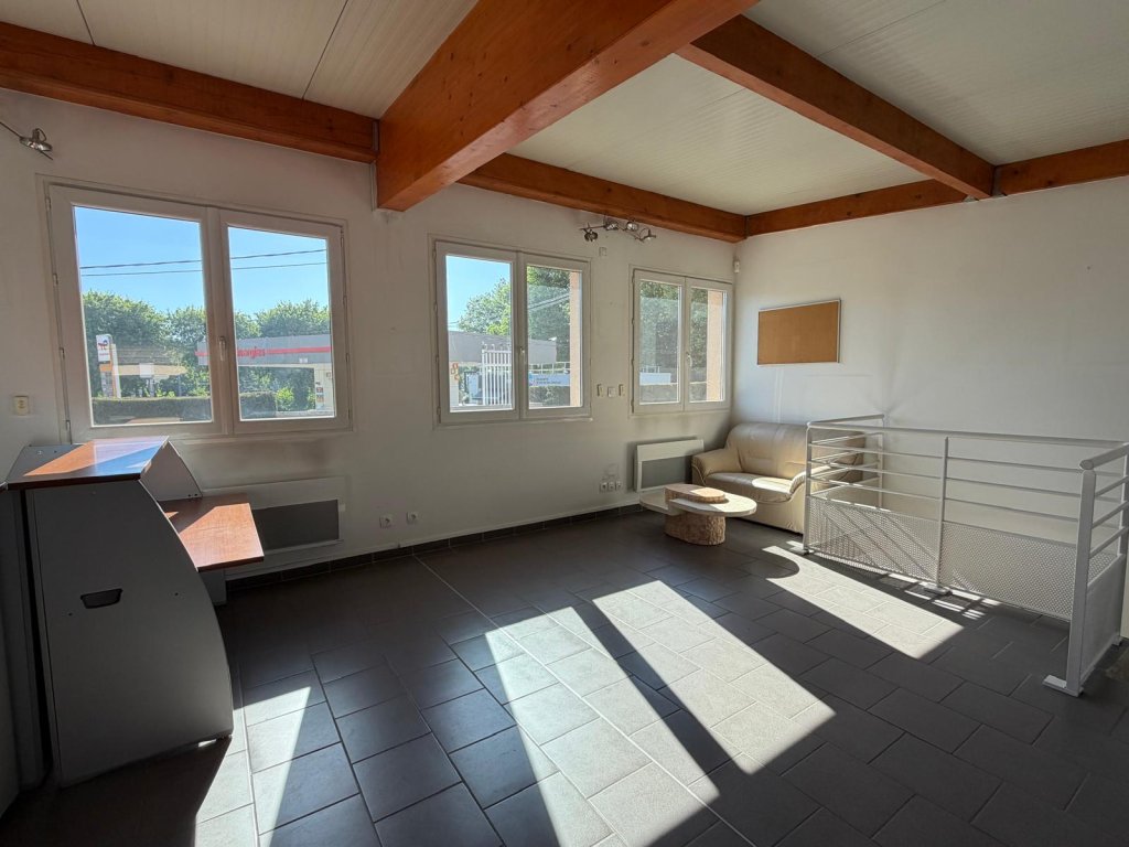 Dépôt avec bureau Secteur LA TERRASSE