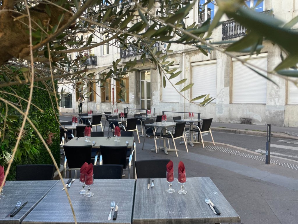 Murs commerciaux en activité et un appartement T4