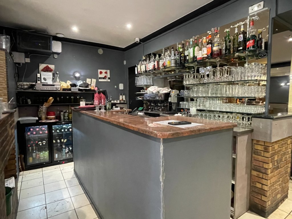 Murs commerciaux en activité et un appartement T4