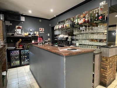 Murs commerciaux en activité et un appartement T4