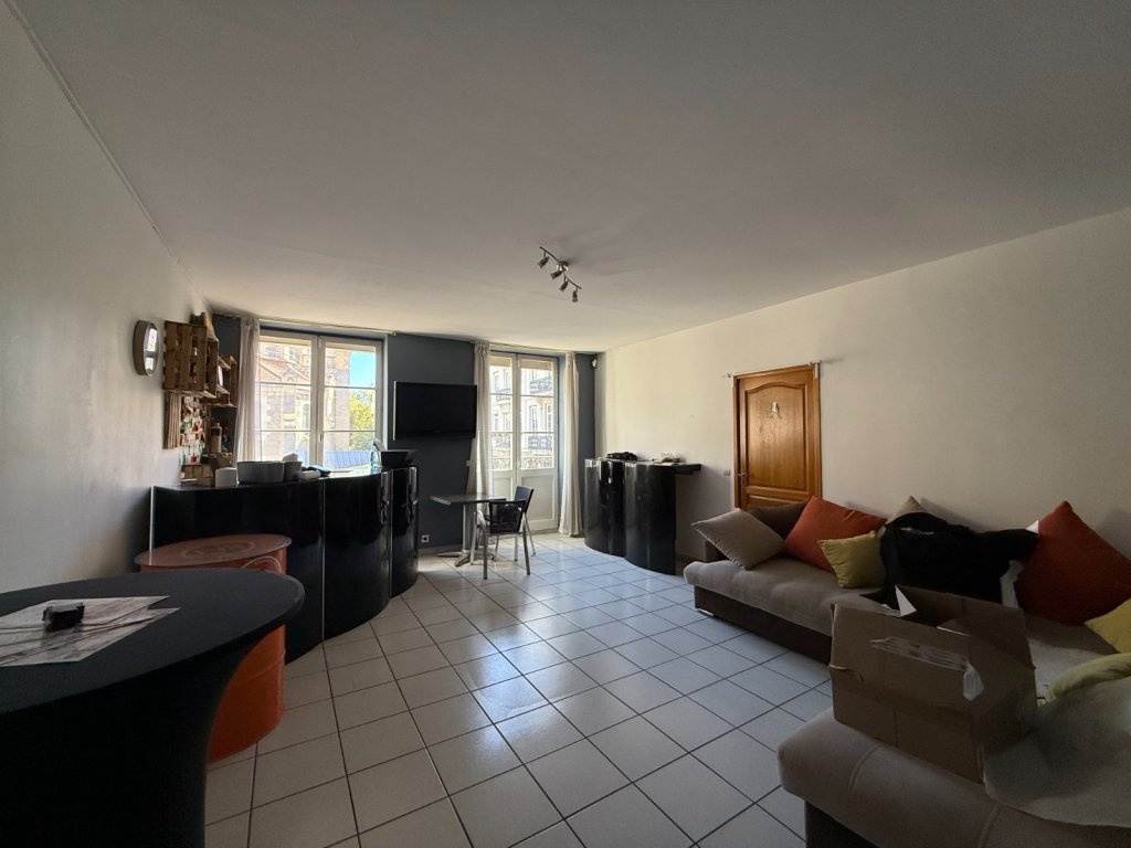 Murs commerciaux en activité et un appartement T4