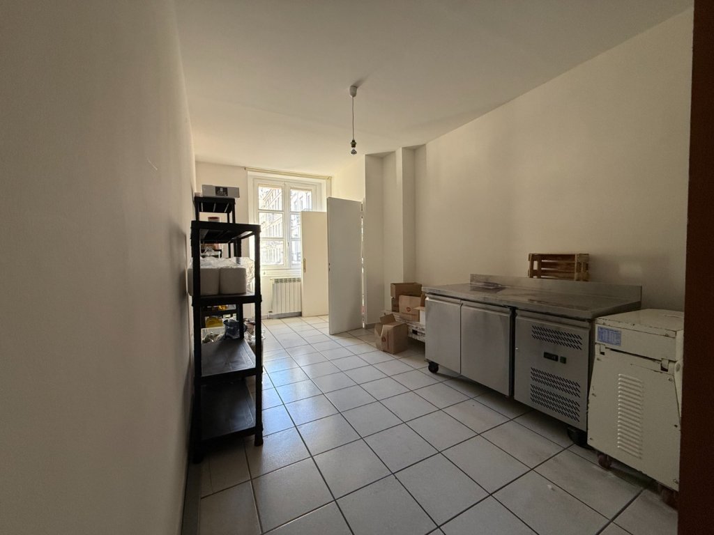Murs commerciaux en activité et un appartement T4