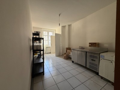 Murs commerciaux en activité et un appartement T4