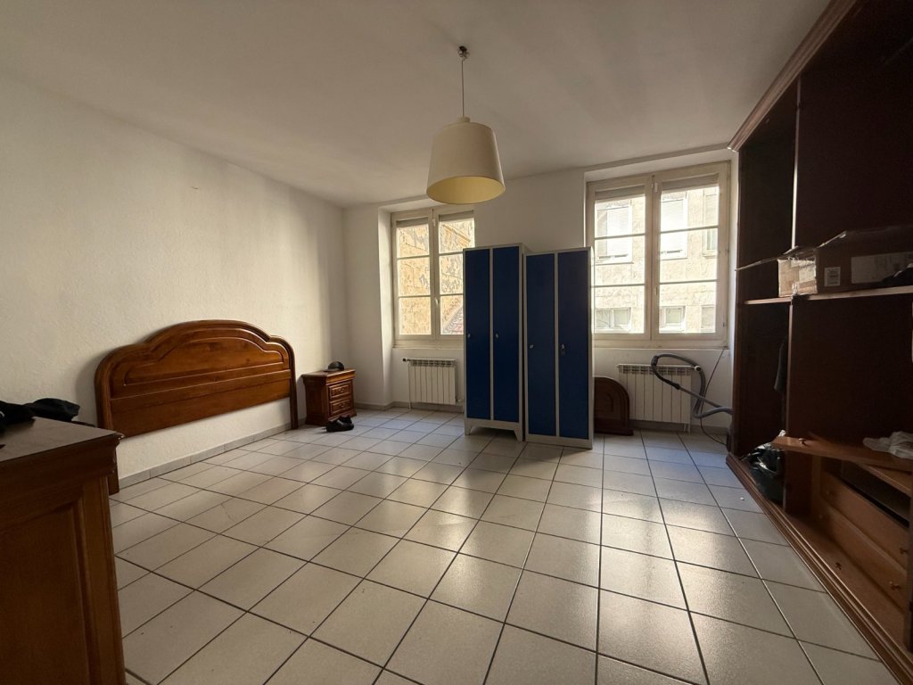 Murs commerciaux en activité et un appartement T4