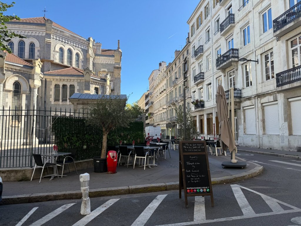 Murs commerciaux en activité et un appartement T4