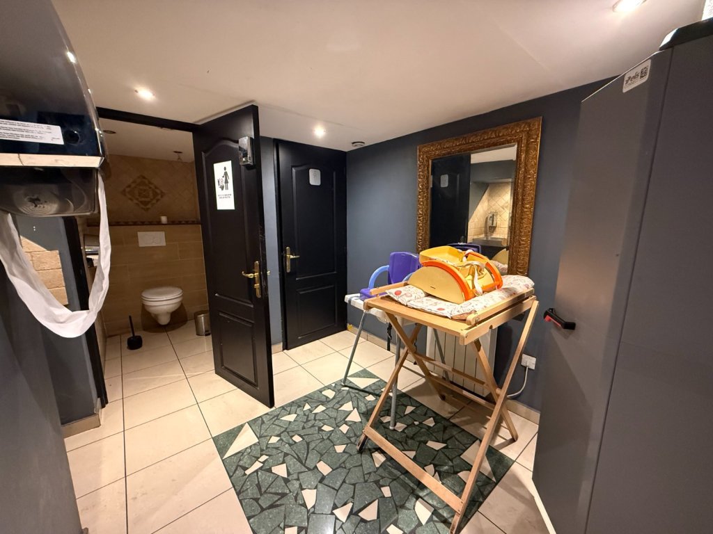 Murs commerciaux en activité et un appartement T4