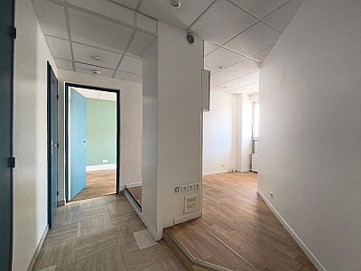 LOCAL D ACTIVITE A LOUER - ST ETIENNE - 71.36 m2 - 560 € HC par mois