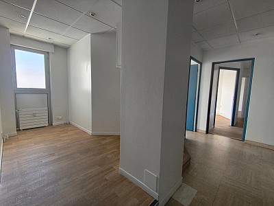 LOCAL D ACTIVITE A LOUER - ST ETIENNE - 71.36 m2 - 560 € HC par mois
