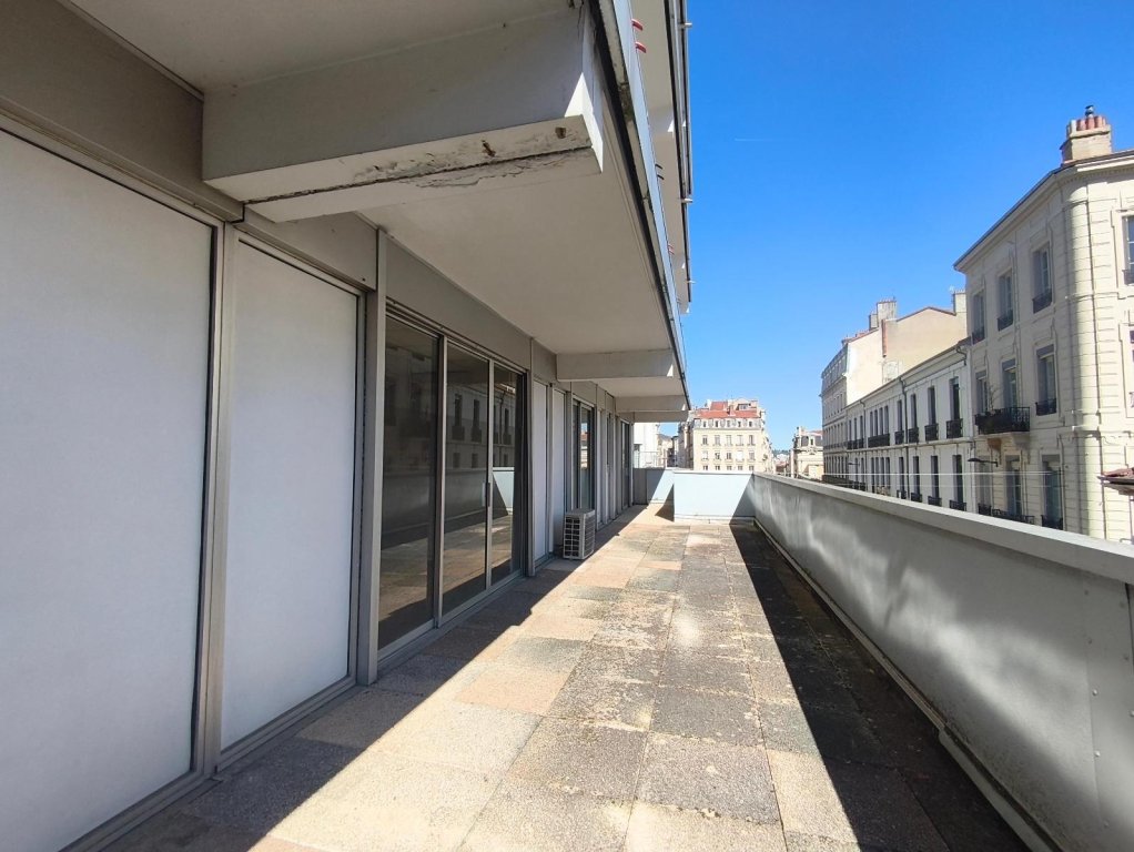 LOCAL D ACTIVITE A LOUER - ST ETIENNE - 71.36 m2 - 560 &euro; HC par mois