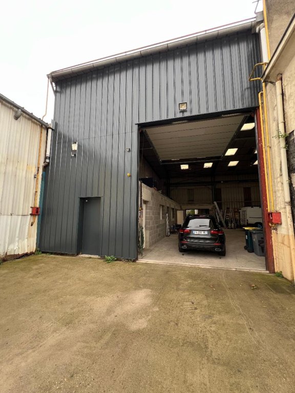 LOCAL INDUSTRIEL A VENDRE - ROCHE LA MOLIERE - 581 m2 - 495 000 &euro; 