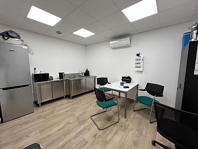 LOCAL INDUSTRIEL A VENDRE - ROCHE LA MOLIERE - 581 m2 - 495 000 €