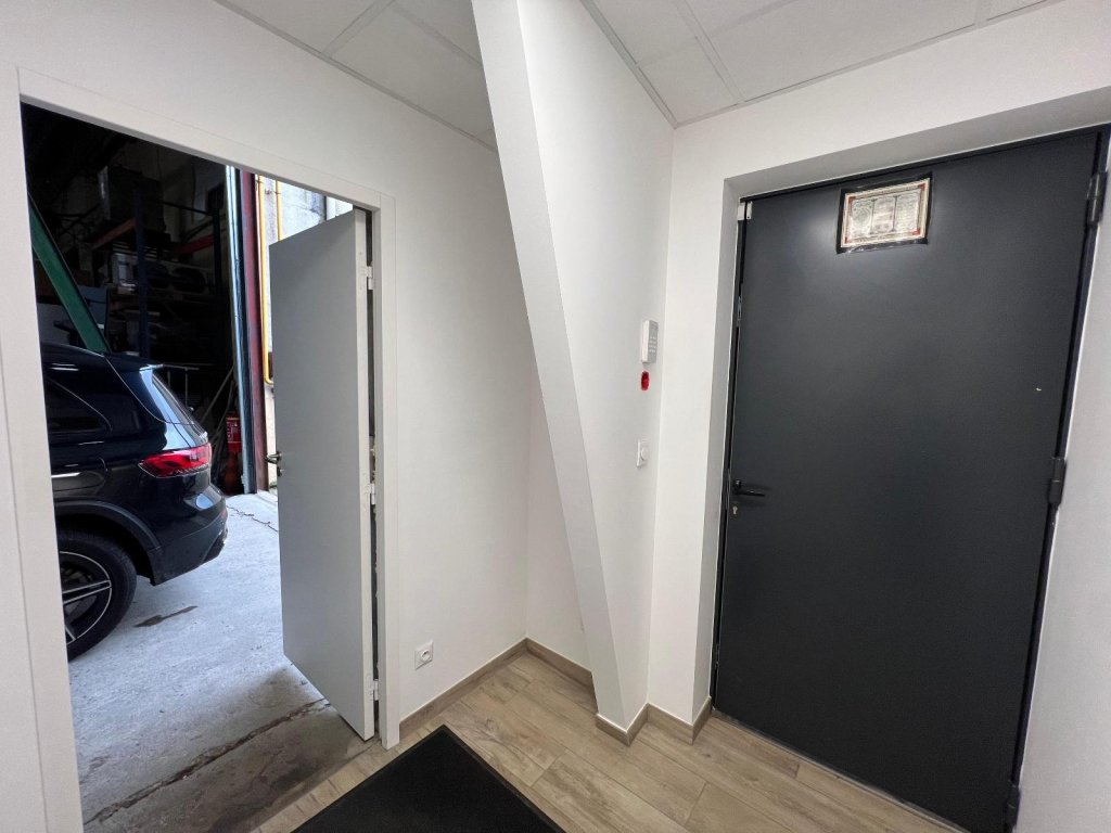 LOCAL INDUSTRIEL A VENDRE - ROCHE LA MOLIERE - 581 m2 - 495 000 &euro; 