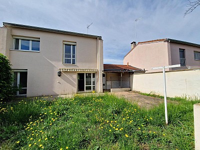 MAISON A LOUER - ST CYPRIEN - 87.37 m2 - 888 € charges comprises par mois