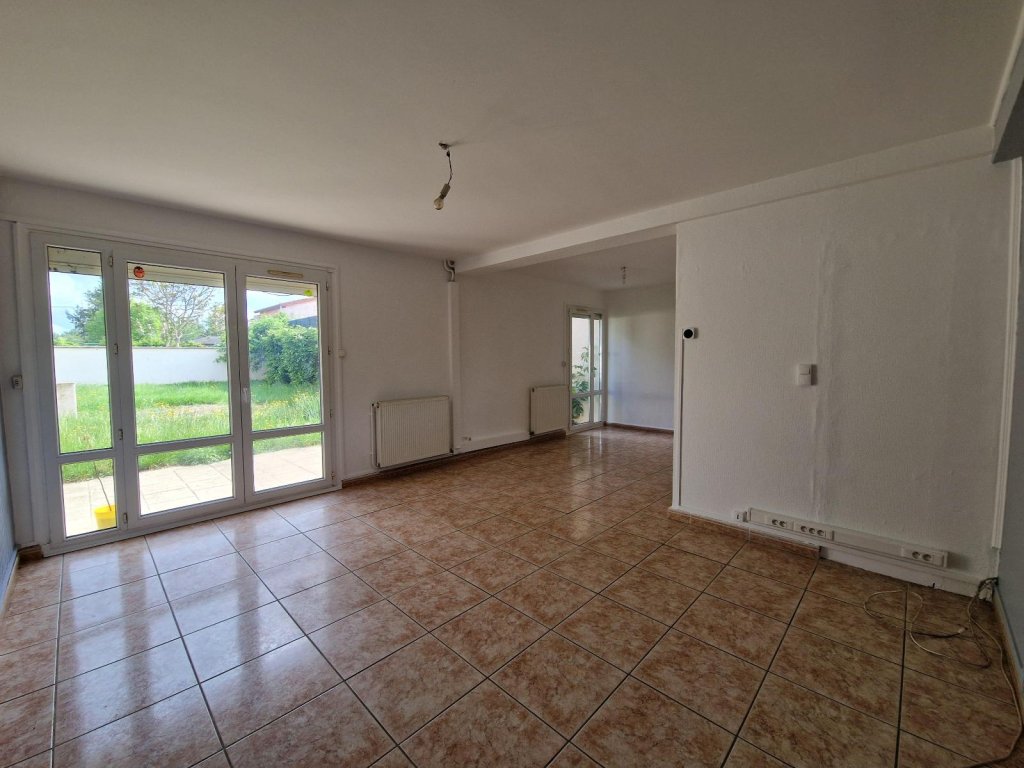 MAISON A LOUER - ST CYPRIEN - 87.37 m2 - 888 &euro; charges comprises par mois