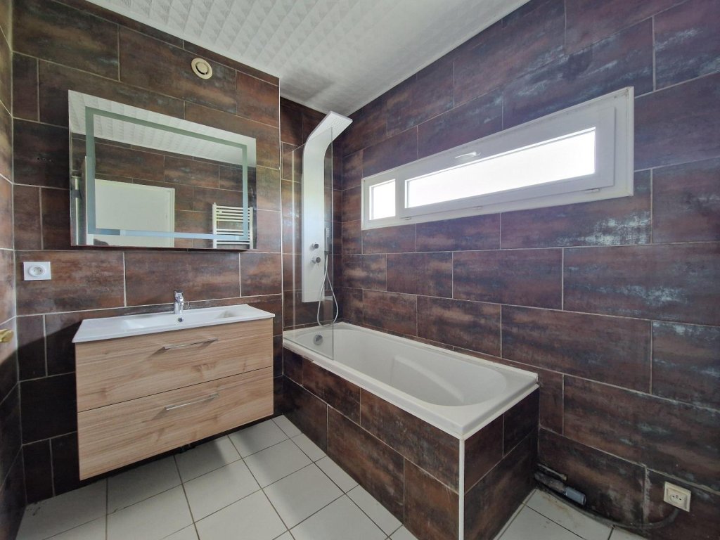 MAISON A LOUER - ST CYPRIEN - 87.37 m2 - 888 &euro; charges comprises par mois