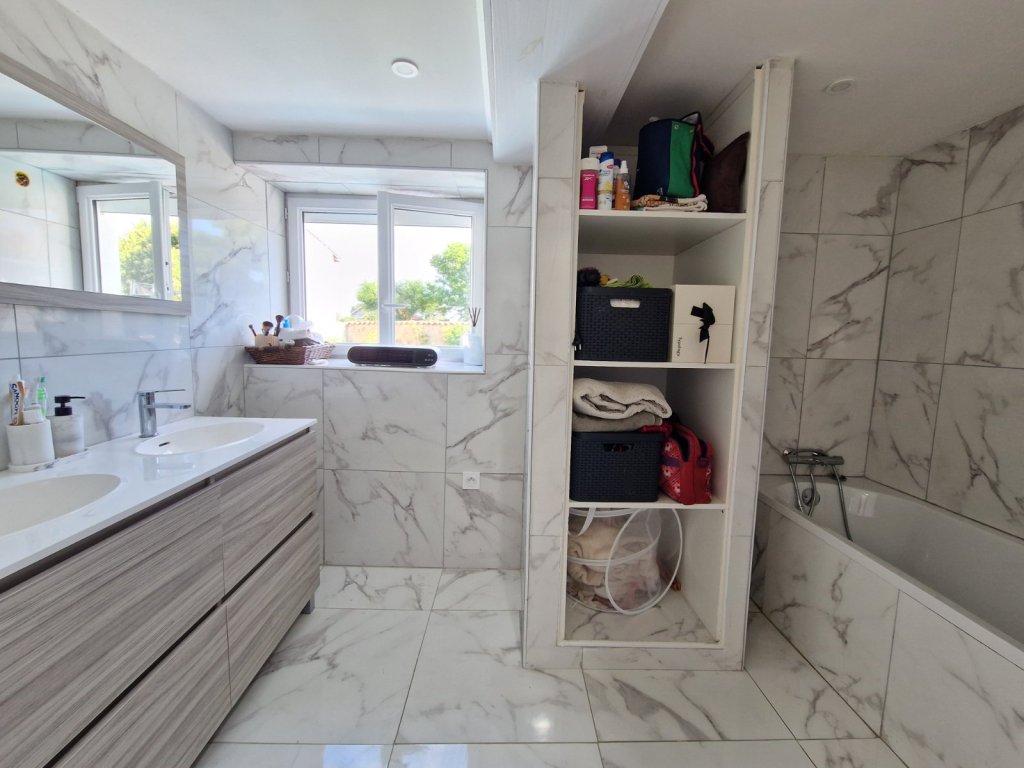 MAISON A LOUER - ST MARCELLIN EN FOREZ - 125.59 m2 - 1 200 &euro; charges comprises par mois