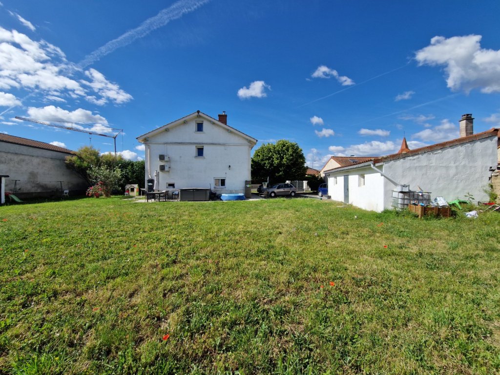 MAISON A LOUER - ST MARCELLIN EN FOREZ - 125.59 m2 - 1 200 &euro; charges comprises par mois