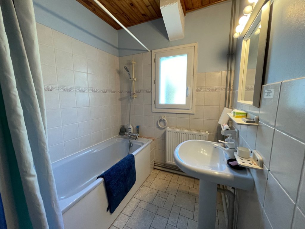 Maison de 277 m² avec gîte A VENDRE - SAUVESSANGES - 259.98 m2 - 279 000 &euro;