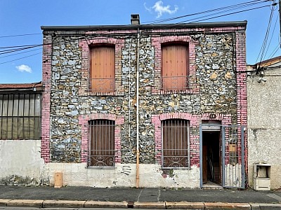 Maison individuelle à Saint Etienne CHATEAUCREUX sur 2 niveaux avec terrain à l arrière.