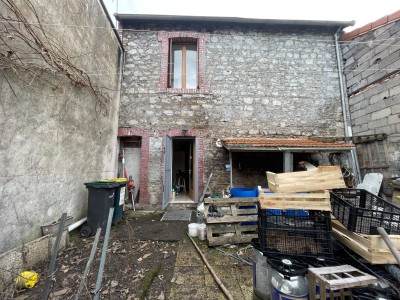 Maison individuelle à Saint Etienne CHATEAUCREUX sur 2 niveaux avec terrain à l arrière.