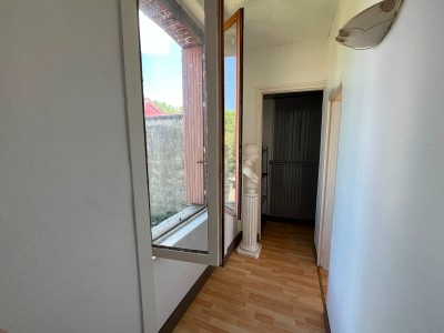 Maison individuelle à Saint Etienne CHATEAUCREUX sur 2 niveaux avec terrain à l arrière.