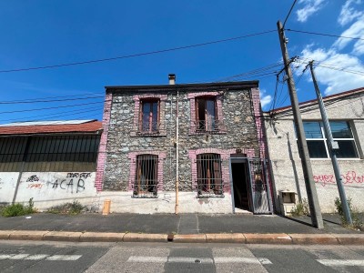 Maison individuelle à Saint Etienne CHATEAUCREUX sur 2 niveaux avec terrain à l arrière.