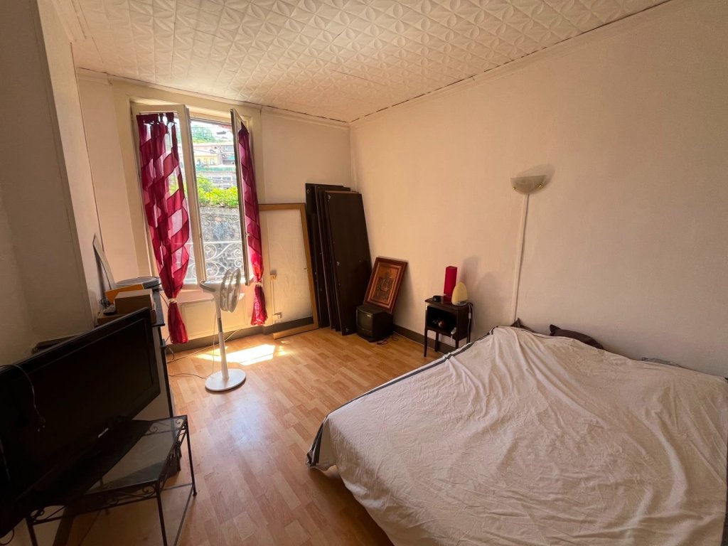 Maison individuelle à Saint Etienne CHATEAUCREUX sur 2 niveaux avec terrain à l arrière.