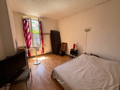 Maison individuelle à Saint Etienne CHATEAUCREUX sur 2 niveaux avec terrain à l arrière.