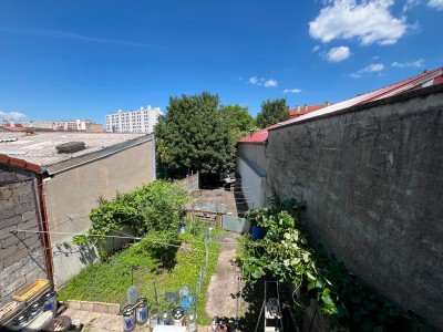 Maison individuelle à Saint Etienne CHATEAUCREUX sur 2 niveaux avec terrain à l arrière.