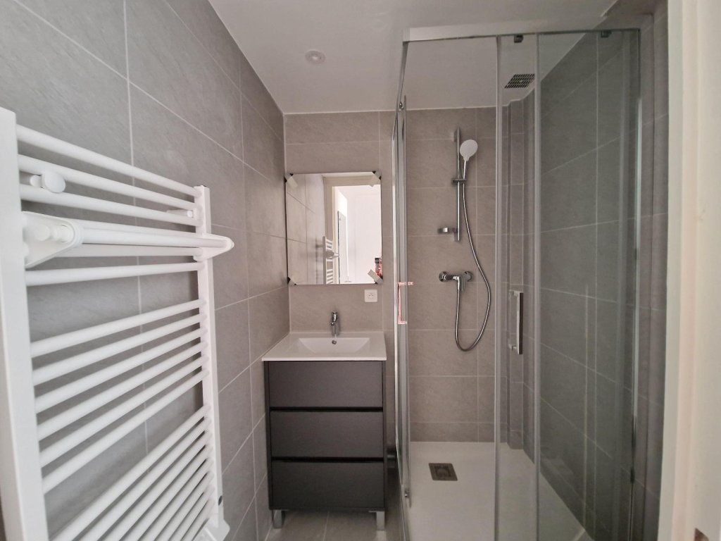 STUDIO A LOUER - ST ETIENNE - 19.47 m2 - 350 &euro; charges comprises par mois