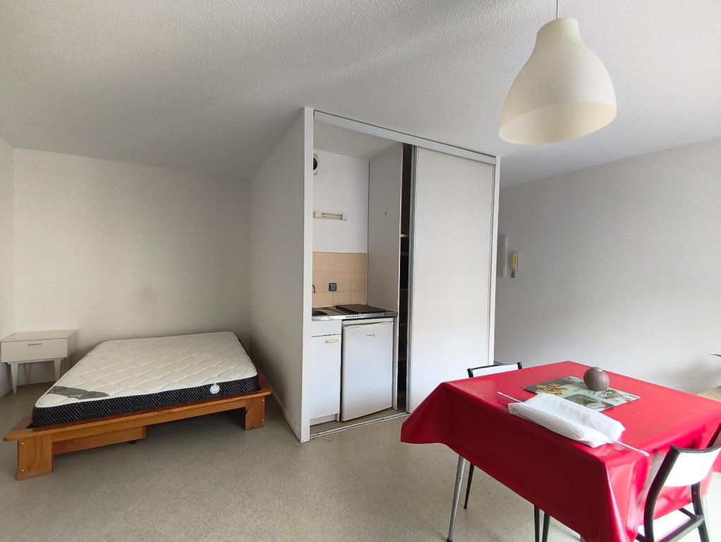 STUDIO A LOUER - ST ETIENNE - 30.25 m2 - 395 &euro; charges comprises par mois