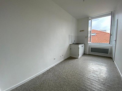 STUDIO A LOUER - ST ETIENNE - 32 m2 - 290 &euro; charges comprises par mois