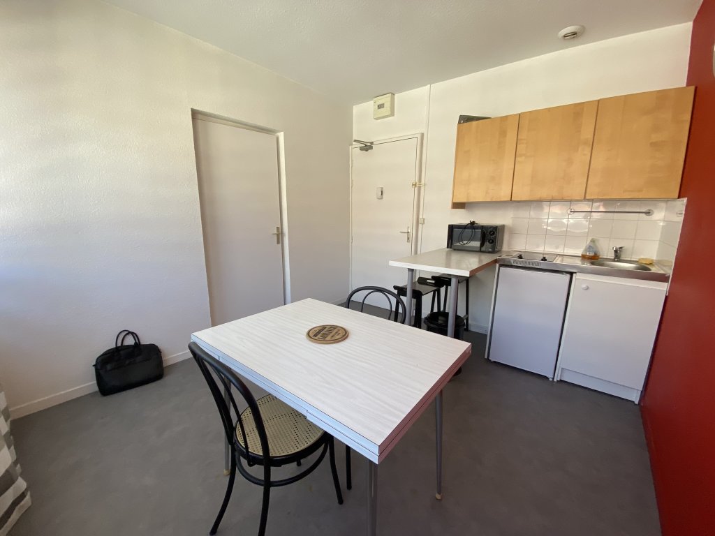 STUDIO A LOUER - ST ETIENNE - 22.16 m2 - 408 &euro; charges comprises par mois