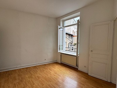 STUDIO A LOUER - ST ETIENNE - 41.25 m2 - 440 € charges comprises par mois