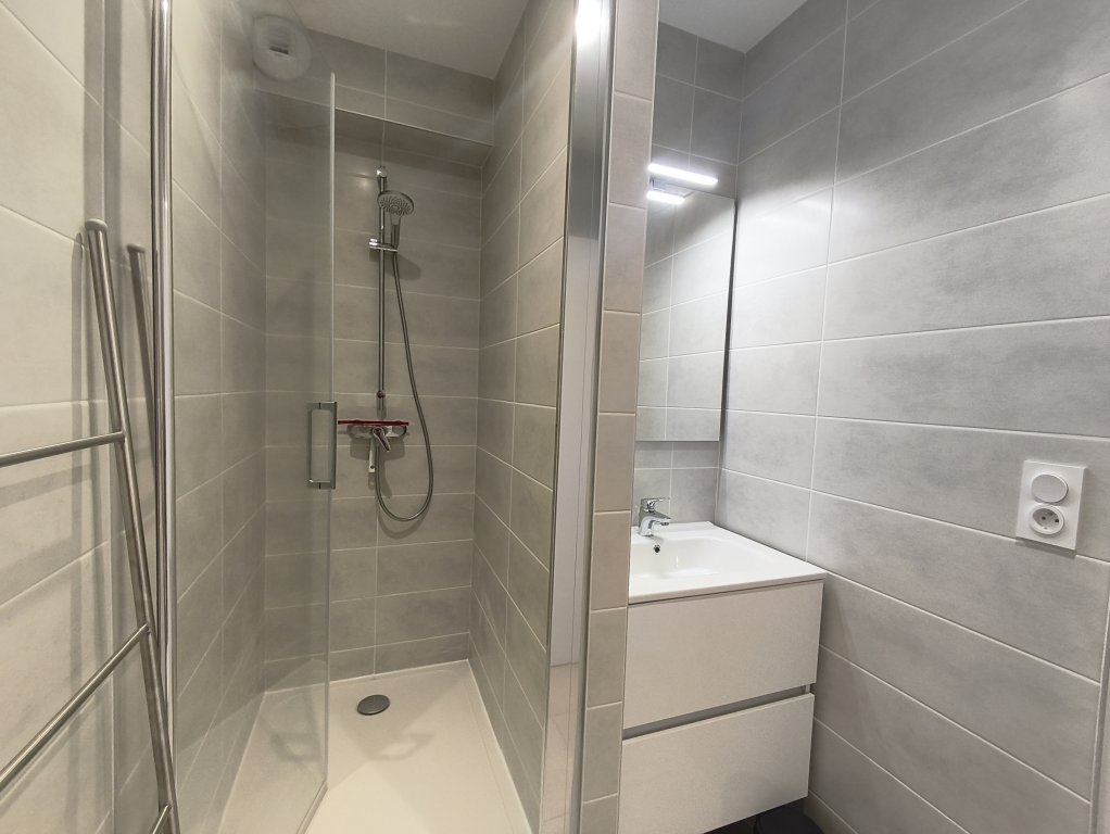 STUDIO A LOUER - ST ETIENNE - 32.98 m2 - 650 &euro; charges comprises par mois