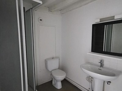 STUDIO A LOUER - ST ETIENNE - 26.97 m2 - 350 € charges comprises par mois