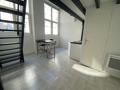 STUDIO A LOUER - ST ETIENNE - 27 m2 - 330 € charges comprises par mois