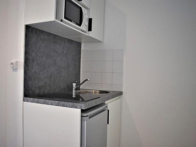 STUDIO A LOUER - ST ETIENNE - 13.74 m2 - 295 € charges comprises par mois