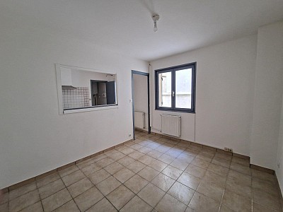STUDIO A LOUER - ST ETIENNE - 24.2 m2 - 305 € charges comprises par mois