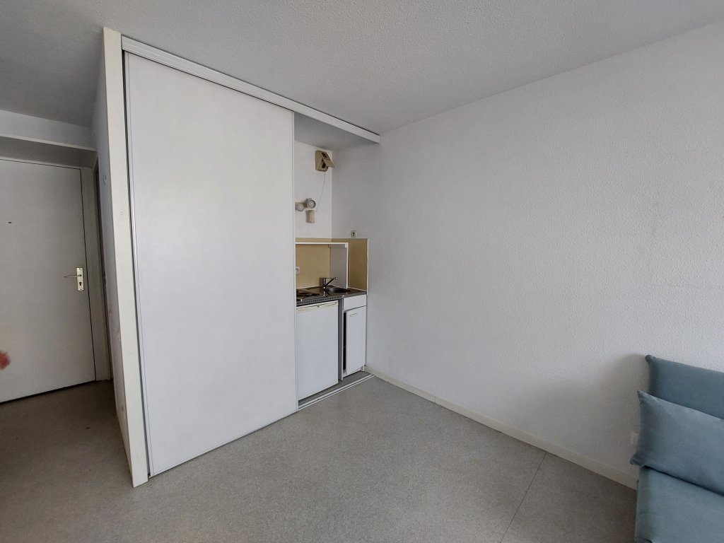 STUDIO A LOUER - ST ETIENNE - 19.88 m2 - 360 &euro; charges comprises par mois