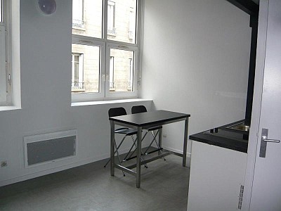 STUDIO A LOUER - ST ETIENNE - 23.83 m2 - 330 € charges comprises par mois