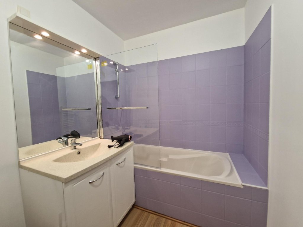 STUDIO A LOUER - ST PRIEST EN JAREZ - 27.49 m2 - 470 &euro; charges comprises par mois